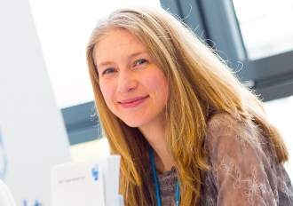 Portraitfoto von Übersetzerin Elke Eisenschmidt